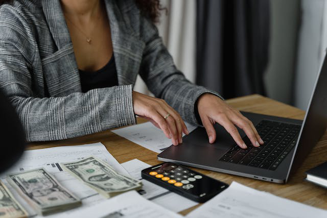 An investment consultant strategizing risk management techniques for effective futures trading