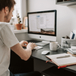 photo-man-using-computer