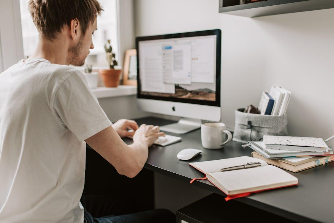 photo-man-using-computer