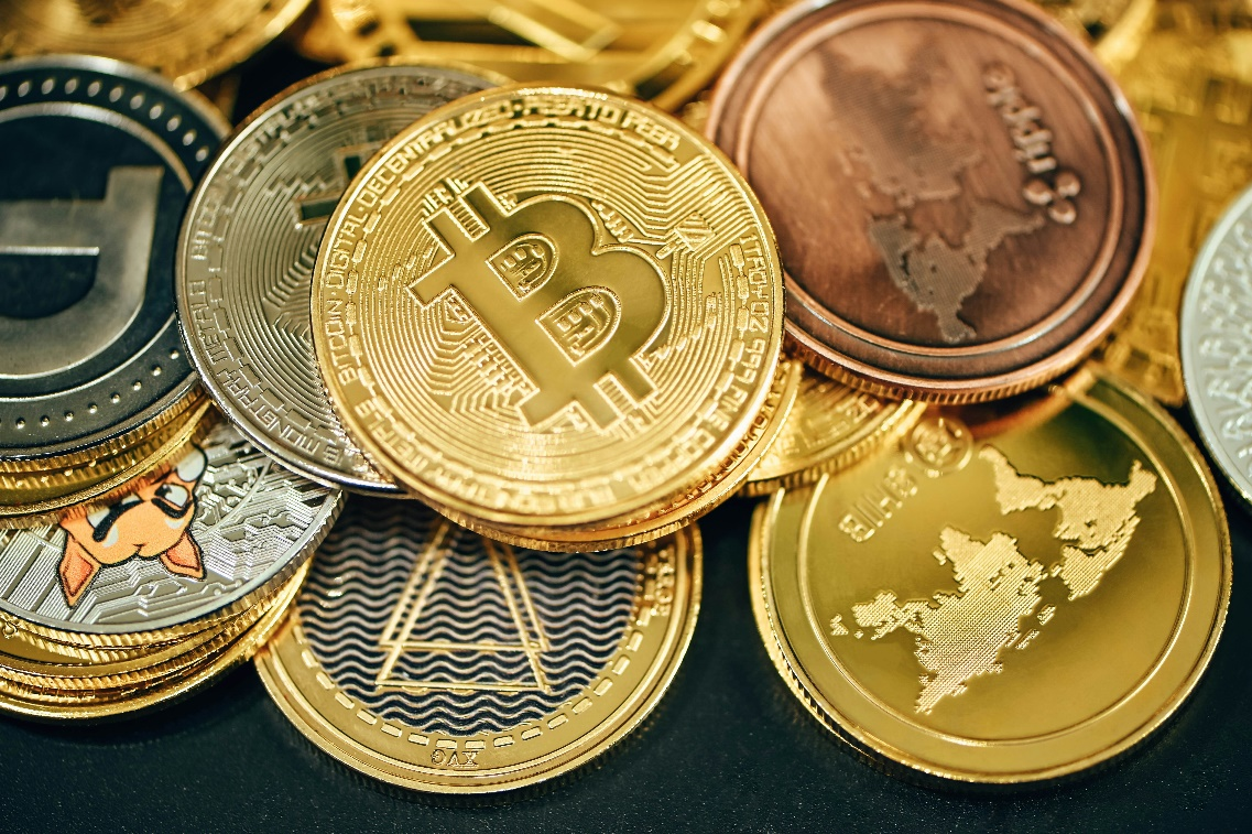 kenson Investments | Global Moves Towards Strategic Bitcoin Reserves: Assessing the Implications for Investors Pile of gold and silver Bitcoin tokens symbolizing national digital asset reserves