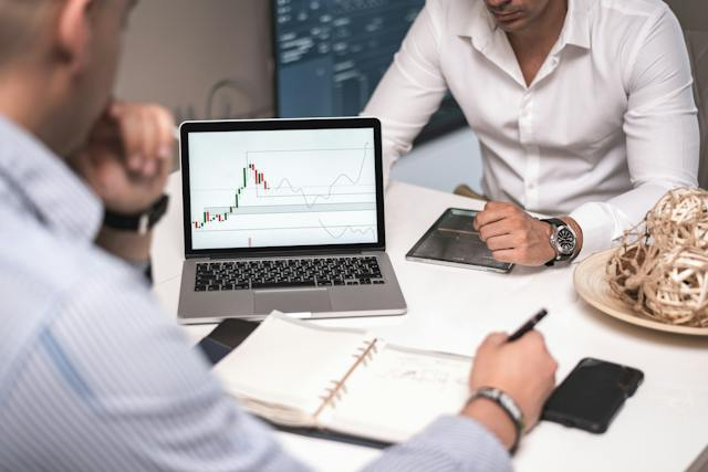 kenson Investments | Crypto as a Portfolio Asset – A Diversification Strategy for Market Participants Assessing asset value on a screen.