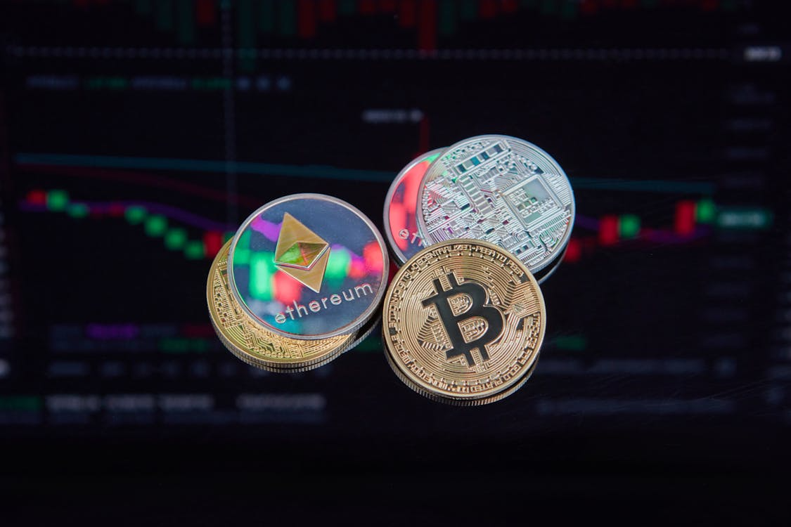 kenson Investments | Crypto Market Cycles: Are We Entering a Consolidation Phase? Cryptocurrency over market cycle charts illustrating phases of expansion, correction, and consolidation.