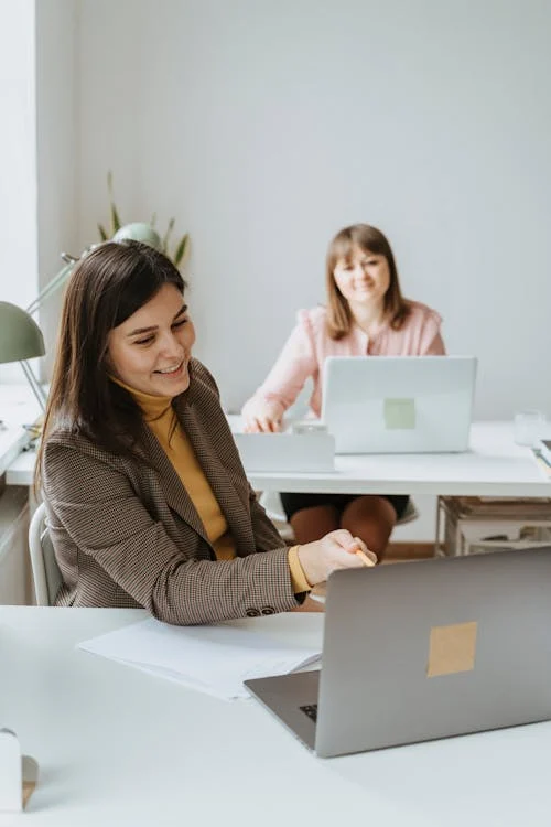 kenson Investments | Network Selection for Production-Scale Tokenization: Evaluating Security, Finality, and Uptime Team collaborating on multiple laptops and digital platforms.