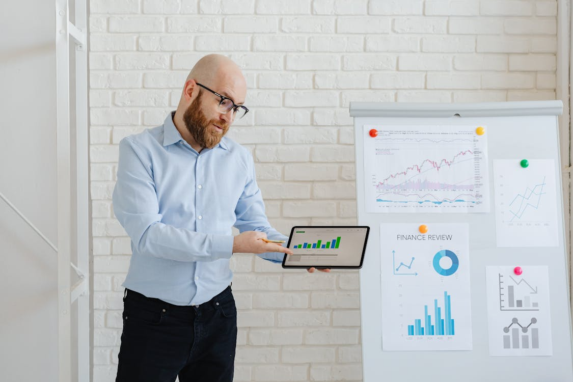 A cryptocurrency investment consultant presenting financial data.