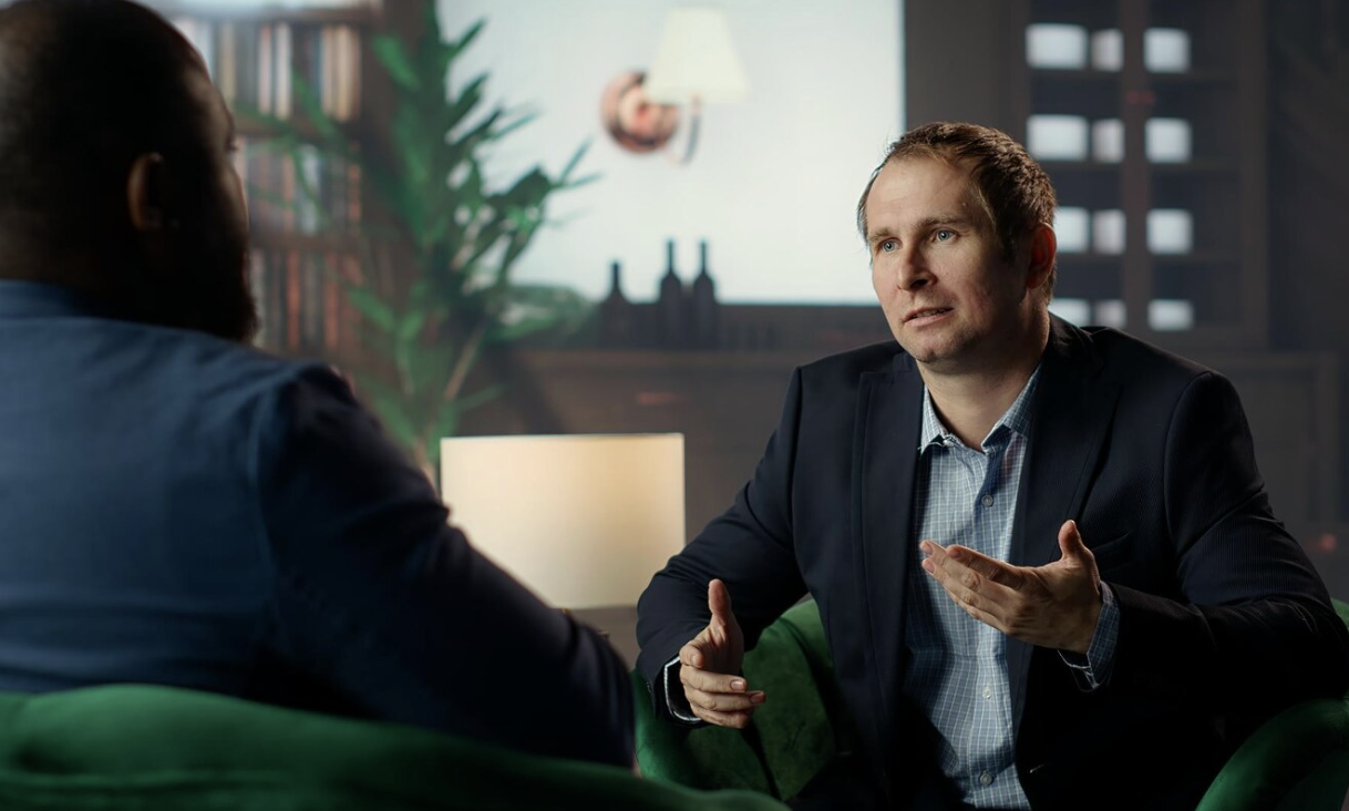 An investor speaking with a digital asset consultant.