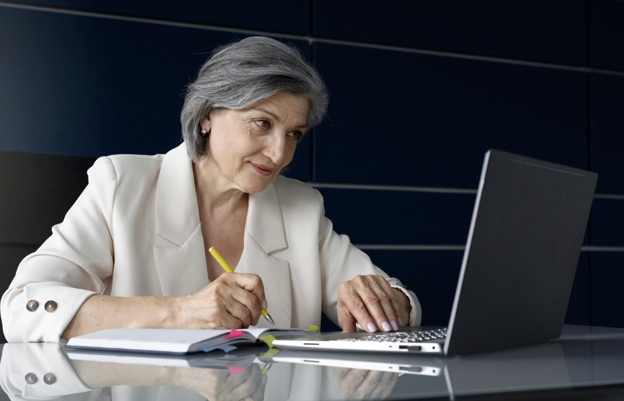  Investor reviewing blockchain market infrastructure and digital asset pricing developments on a laptop.