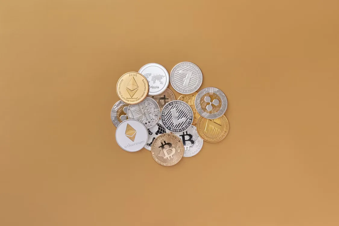 A cluster of cryptocurrencies including Bitcoin.